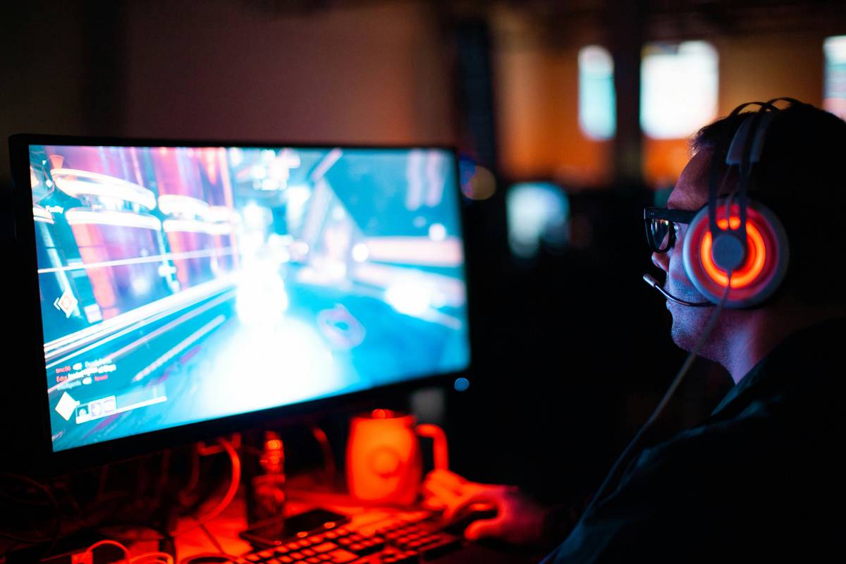 battle royale fitness tips: gamer stretching wrists while playing on phone