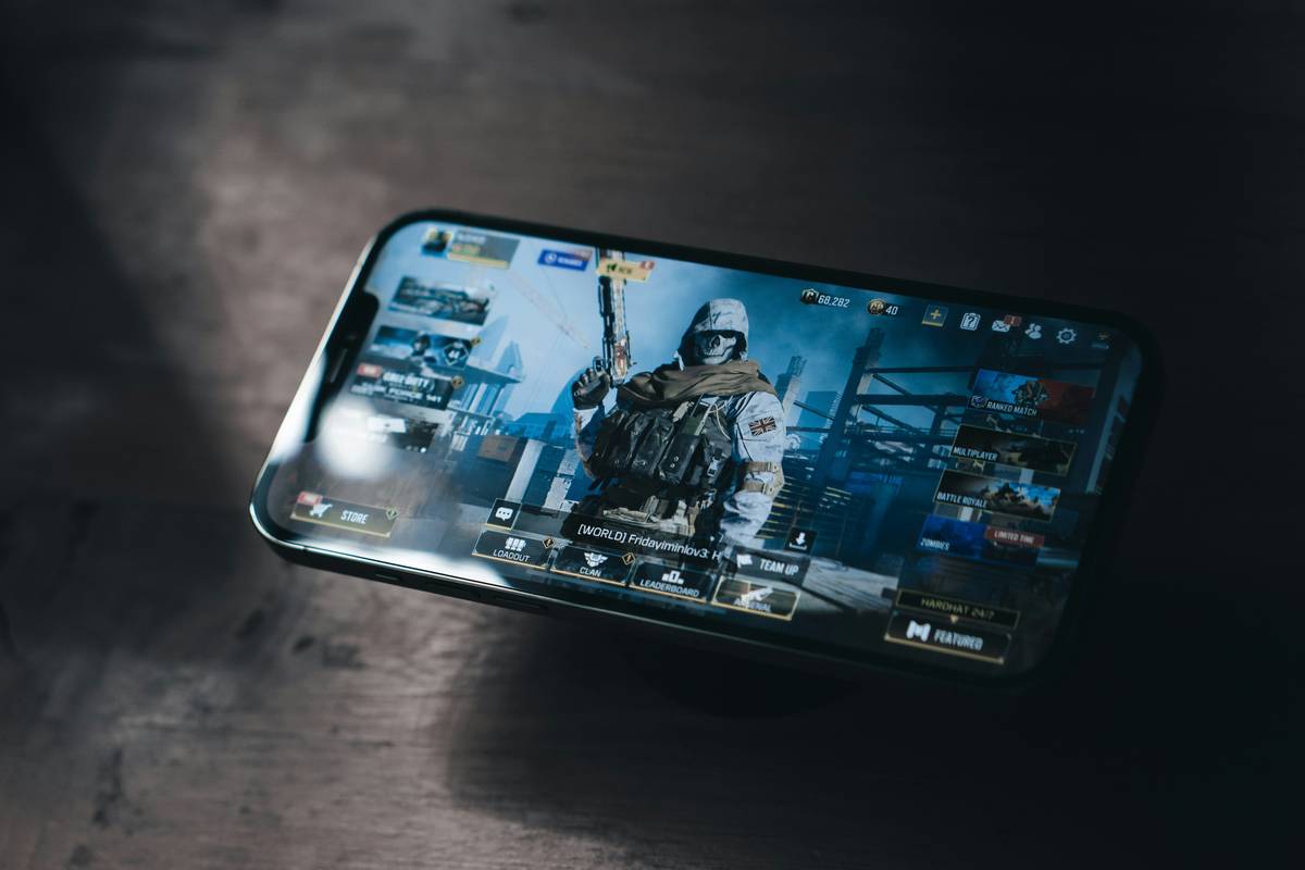 top mobile battle royale gameplay showing close combat in urban zone